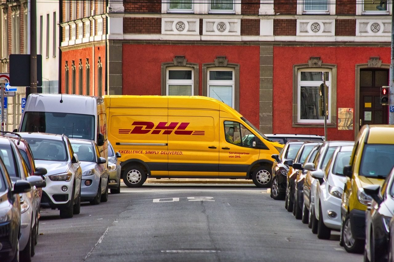 dhl-5739205_1280